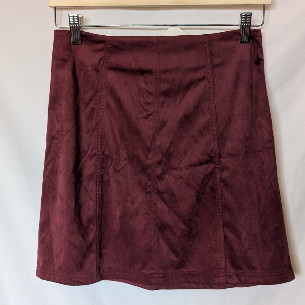 Francesca’s Alya Burgundy Faux Suede Mini Skirt – Size Small – NWT